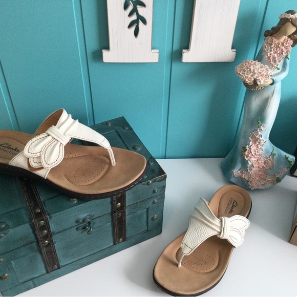 Clarks Shoes - 🎉NEW Clark’s Off White Sandals Size 8 NIB